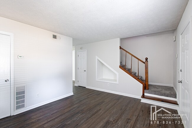 Building Photo - 5740 Old Gordon Rd