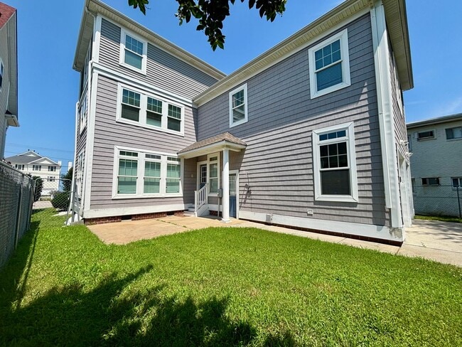 Building Photo - Gorgeous Beach View Home