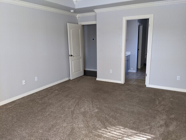 Building Photo - 569 Westfield St