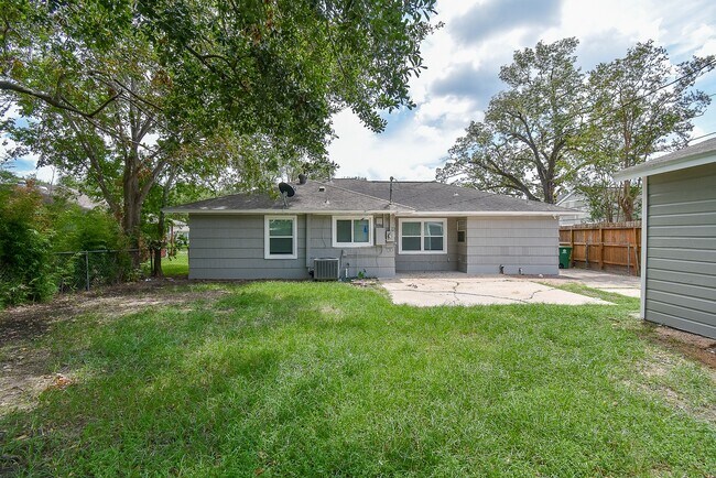 Building Photo - 7406 Schiller St