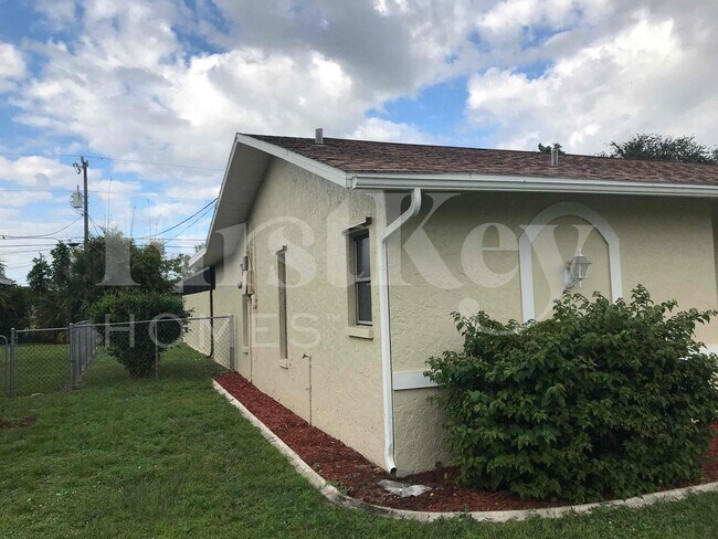 Building Photo - 241 SW 32nd Terrace