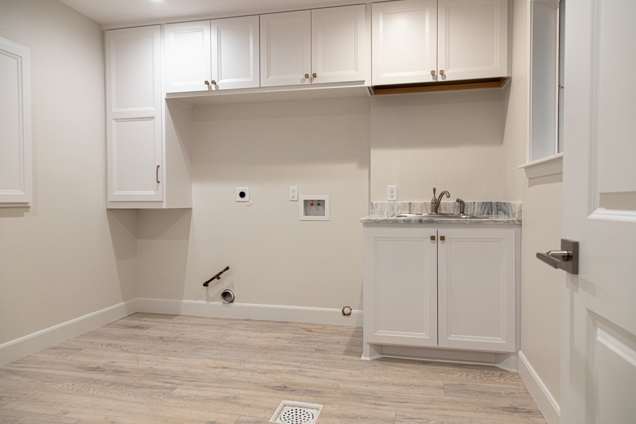 Large utility room - 3619 Braeswood S Blvd