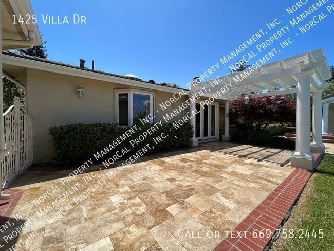 Building Photo - 1425 Villa Dr