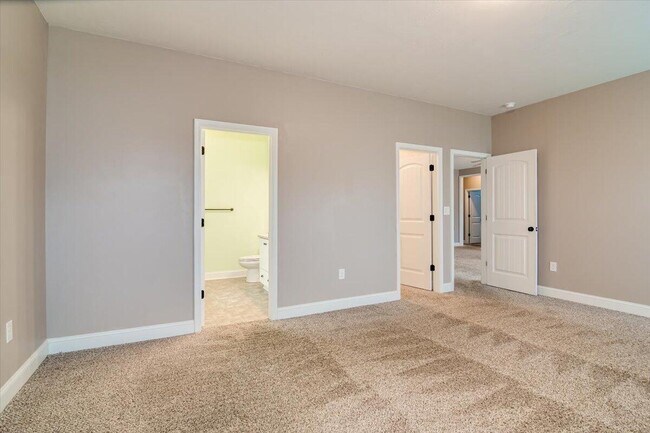 Building Photo - 2020 Fern Crest Ln