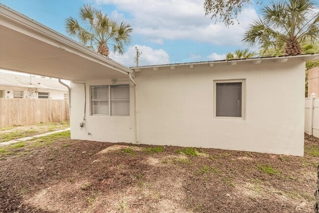 Building Photo - TWO BEDROOM CHARMER IN WEST PALM BEACH