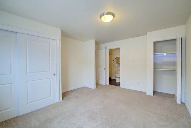 Building Photo - 3Bd/1.75Ba Seattle Condo