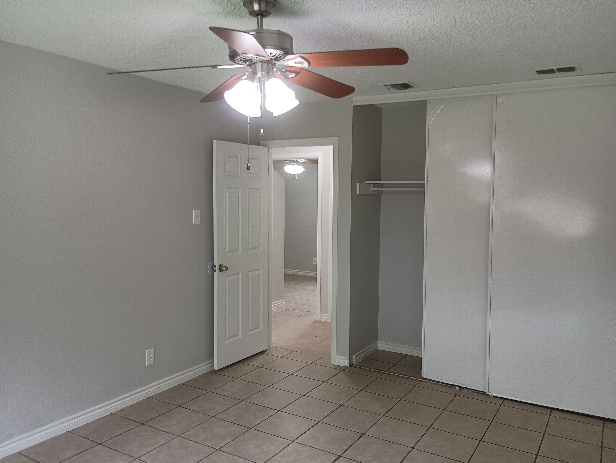 Building Photo - Room in House on Bounty Dr