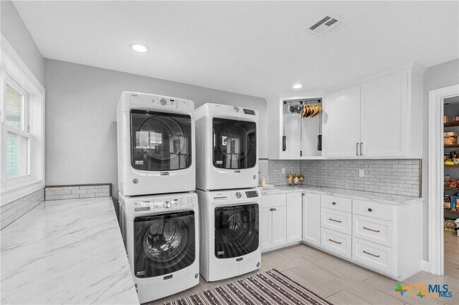 Building Photo - 6037 Country Club Dr