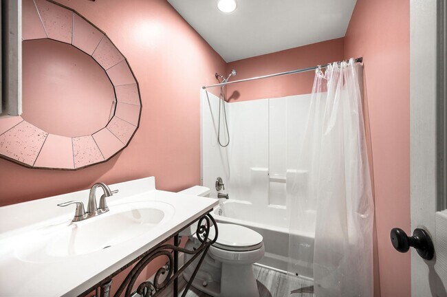 Building Photo - Awesome 4BR/3BA end-unit townhouse in the desirable River Plantation neighborhood!