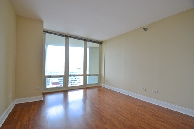 Building Photo - 345 N La Salle Dr