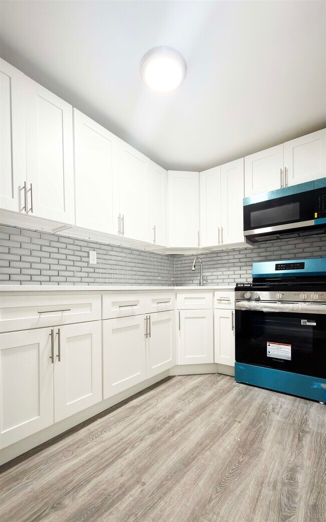 Building Photo - 552 38th St