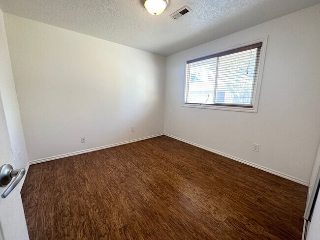 Building Photo - 3 Bedroom 2 Bath Hillsboro Home!