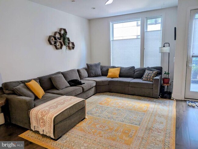 Building Photo - 1757 Waterloo St