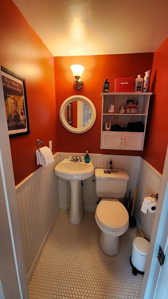 Building Photo - 11315 Roosevelt Way NE