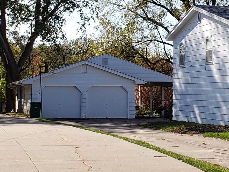 Detached heated garage - middle door - 6452 Washington Ave