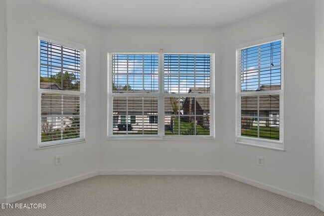 Building Photo - Beautiful End-Unit Condo – Move-In Ready!