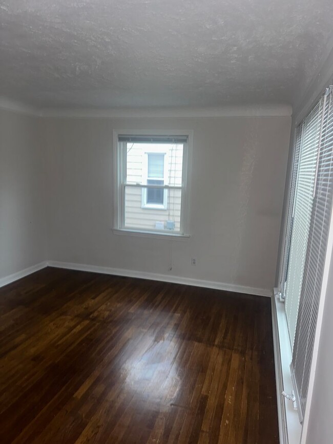 Building Photo - Beautiful spacious cape code move in ready!