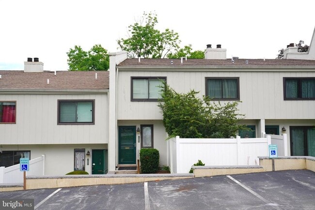 Primary Photo - 208 Summit House