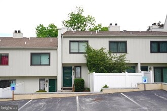 Building Photo - 208 Summit House