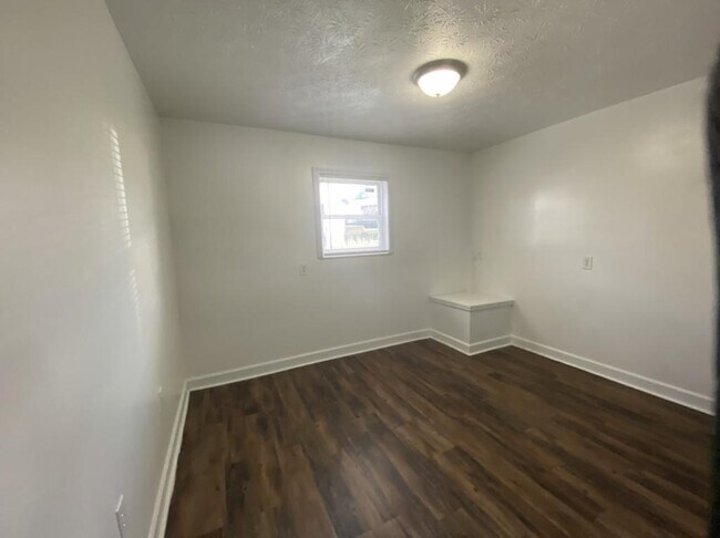 Building Photo - 2001 Rockford Ln