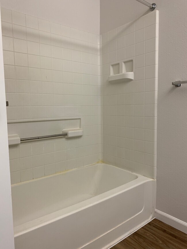 Building Photo - Hillsdale 2/2/2 - ground floor unit outsid...