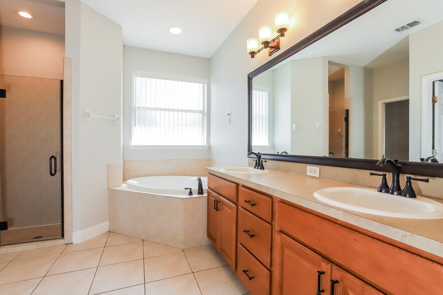 Building Photo - 5422 Oxford Manor Cir