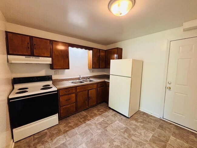 Building Photo - 1 Bedroom, 1 Bath Apartment