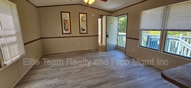 Building Photo - 2935 Cedarvale Rd