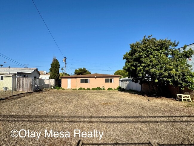 Building Photo - Charming 2-Bedroom Home with Expansive Out...