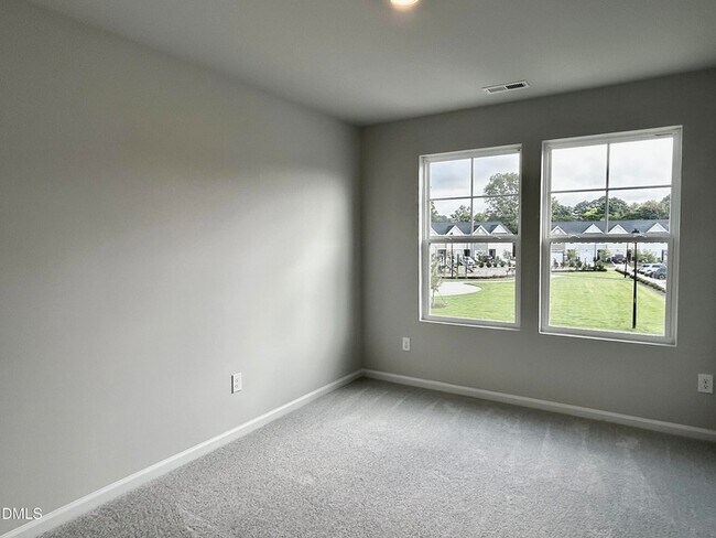 Building Photo - 154 Paramount Dr