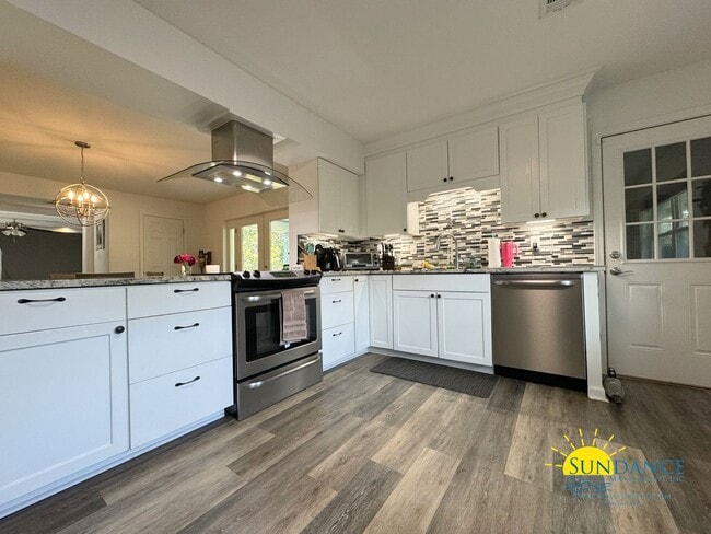 Building Photo - Stunning 3 Bedroom Home near Hurlburt Fiel...