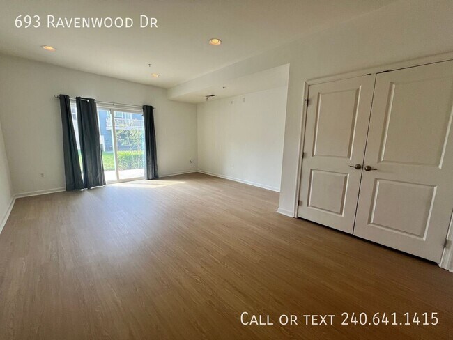 Building Photo - 693 Ravenwood Dr