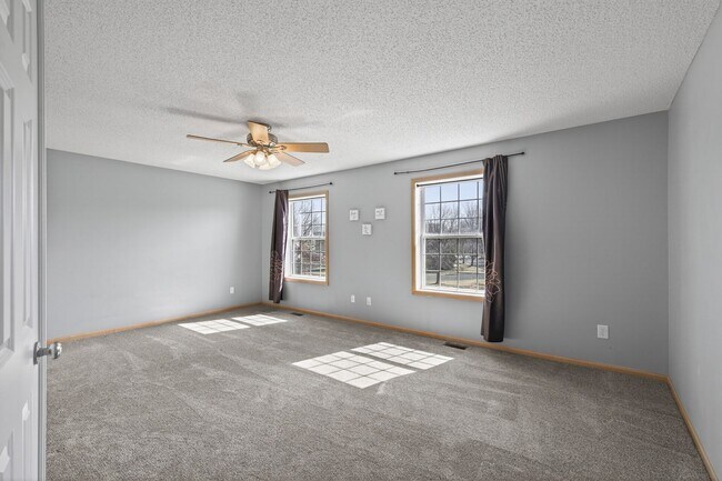 Building Photo - The Lakes Townhome