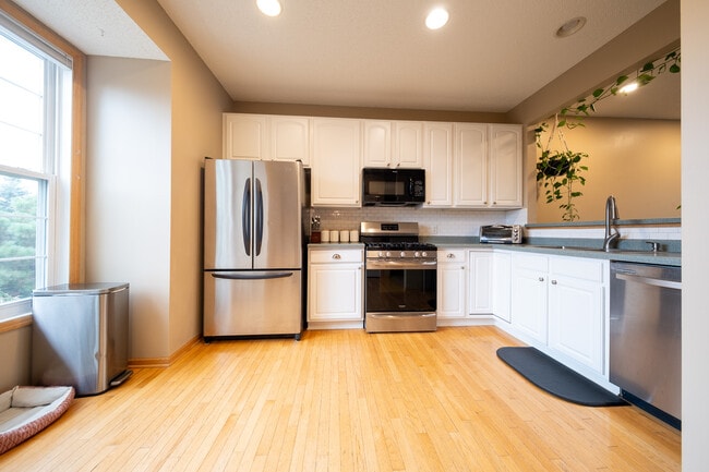 Building Photo - 706 Village Pkwy