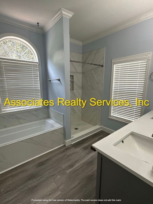 Building Photo - Beautiful Family home in Mentone!