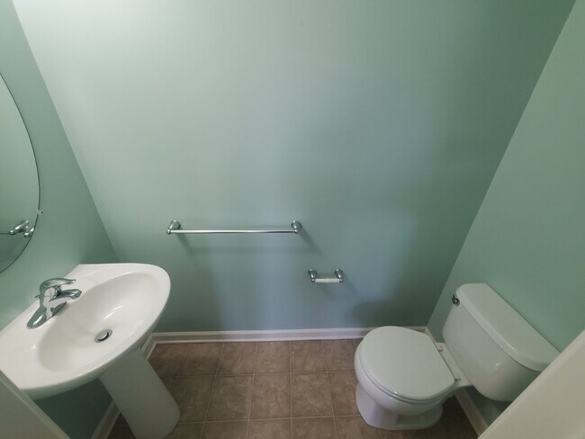 Building Photo - Impeccable 3 Bed / 2.5 Bath Townhome – Packed with Custom Upgrades!