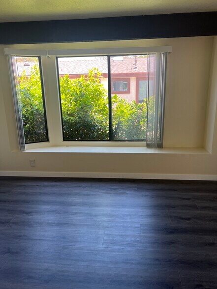 Living Room Window Seat - 142 14th St