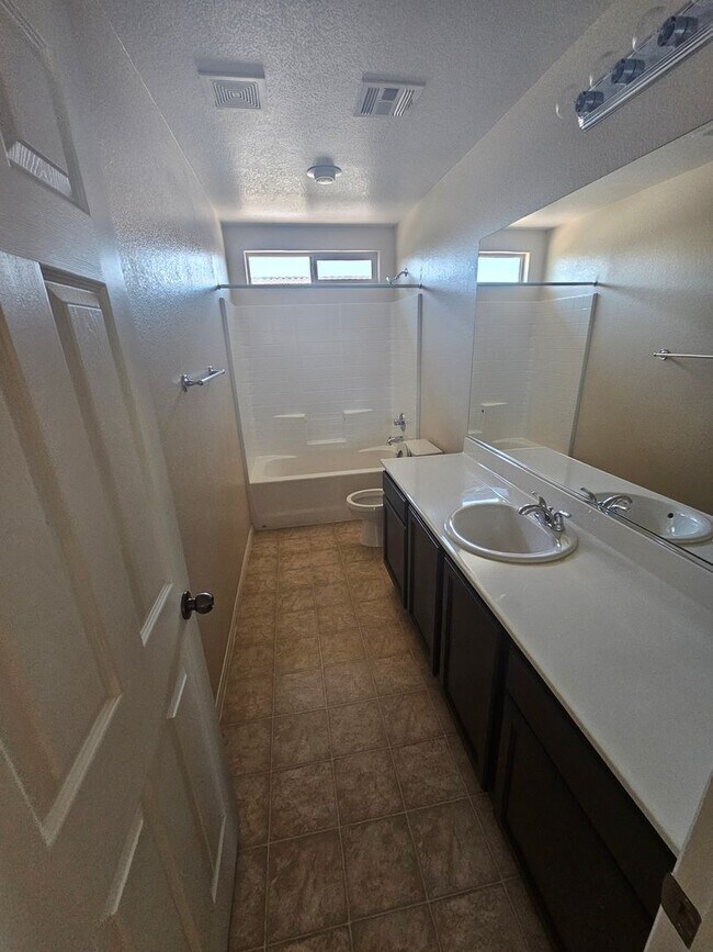 Building Photo - 4 BEDROOM HOME IN MOUNTAINS EDGE