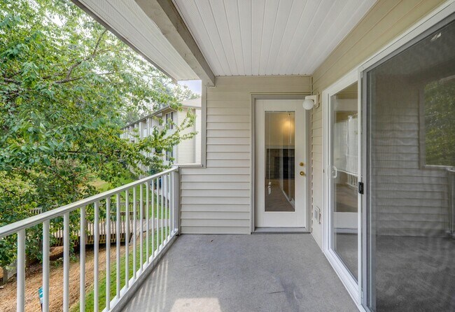 Building Photo - Spacious 2 Bedroom / 2 Bath with Gas Firep...
