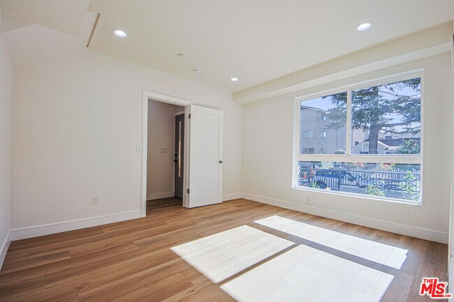 Building Photo - 10801 Kling St