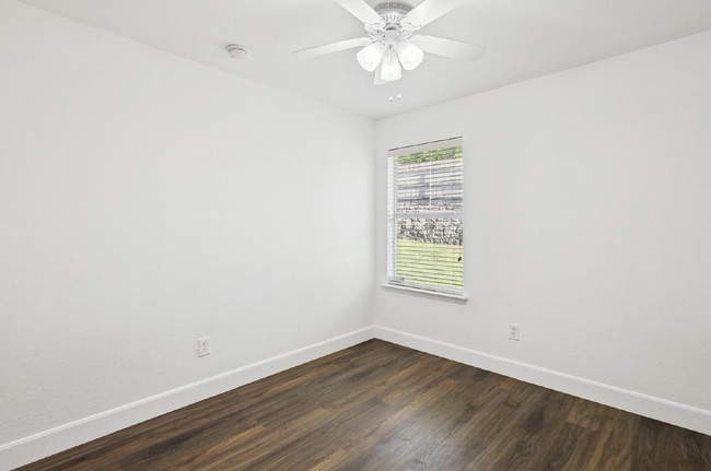 Building Photo - "Charming 3-Bedroom Home Just Minutes from Downtown Dallas!"