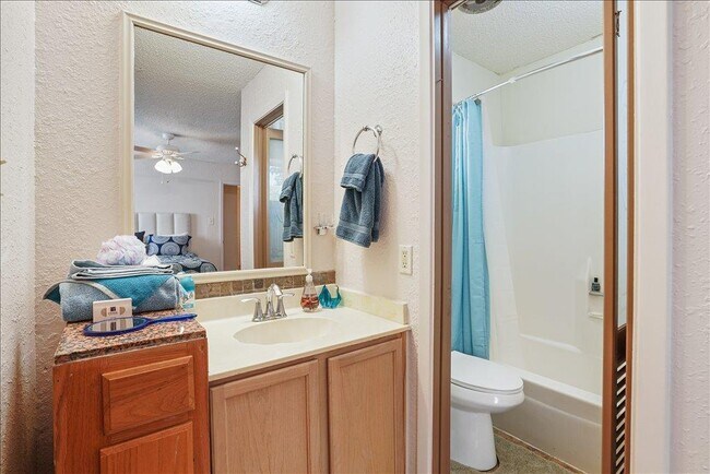 Building Photo - 4611 Cedargrove Dr