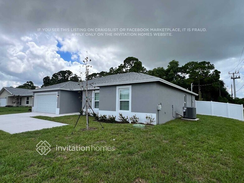 Building Photo - 1702 SW Airoso Blvd