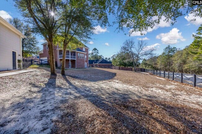 Building Photo - 120 Pinehurst Ct