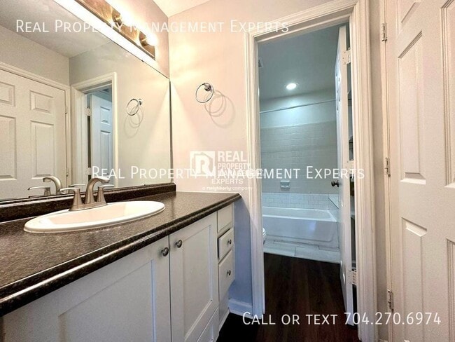 Building Photo - 5718 Dockside Dr