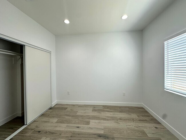 Building Photo - Willow Cir