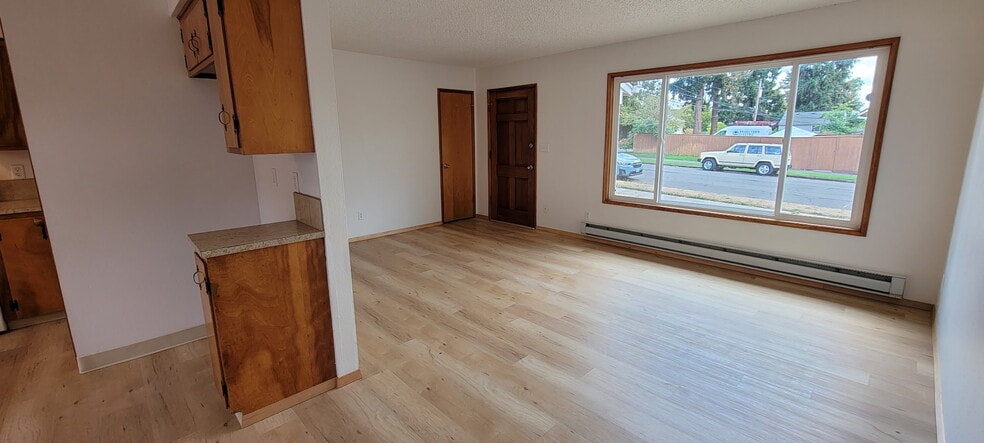 Building Photo - 702 E 22nd St