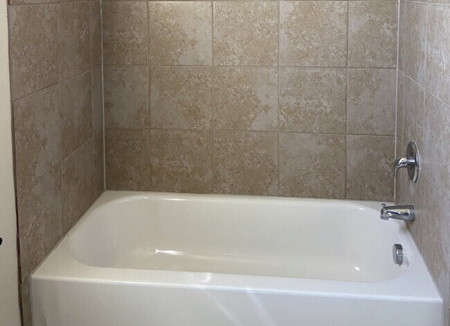 Building Photo - "Spacious 3-Bed Condo with Granite Countertops & 2.5 Baths in Prime San Antonio Location!"