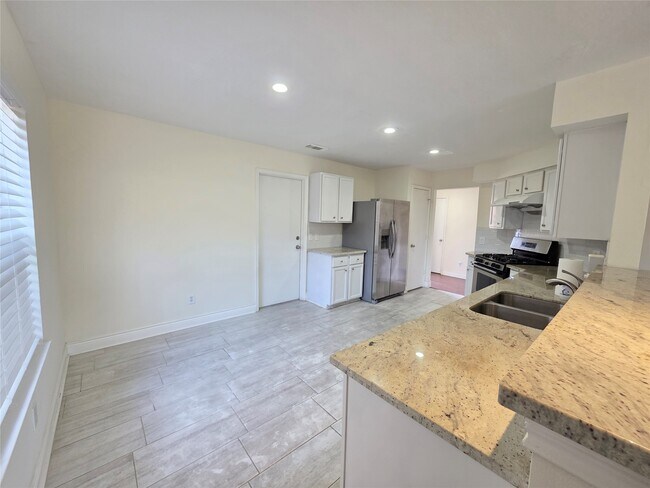 Building Photo - 8126 Golf Green Cir