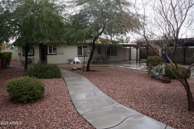 Building Photo - 1802 E Hubbell St